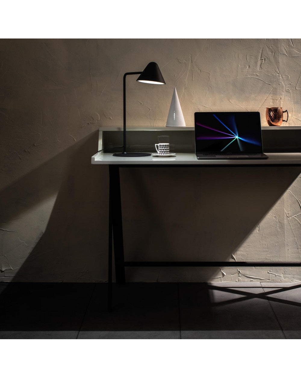 Lámpara de mesa LED Antares de metal negro STS