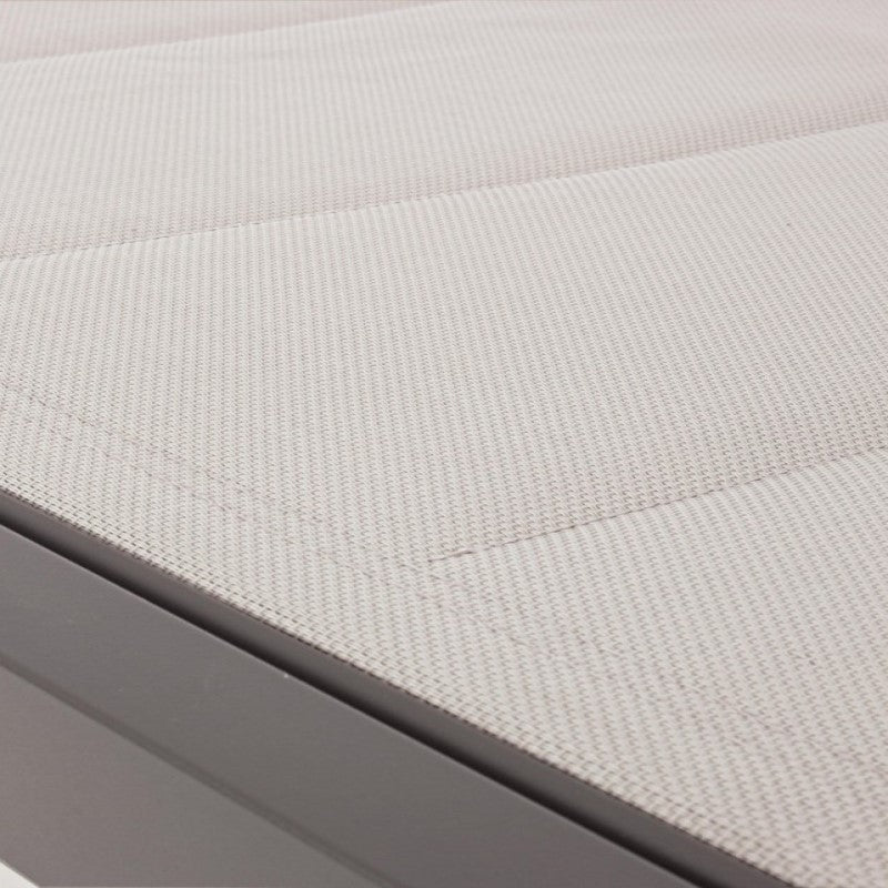 Cama alta de café Hilde de aluminio con ruedas.