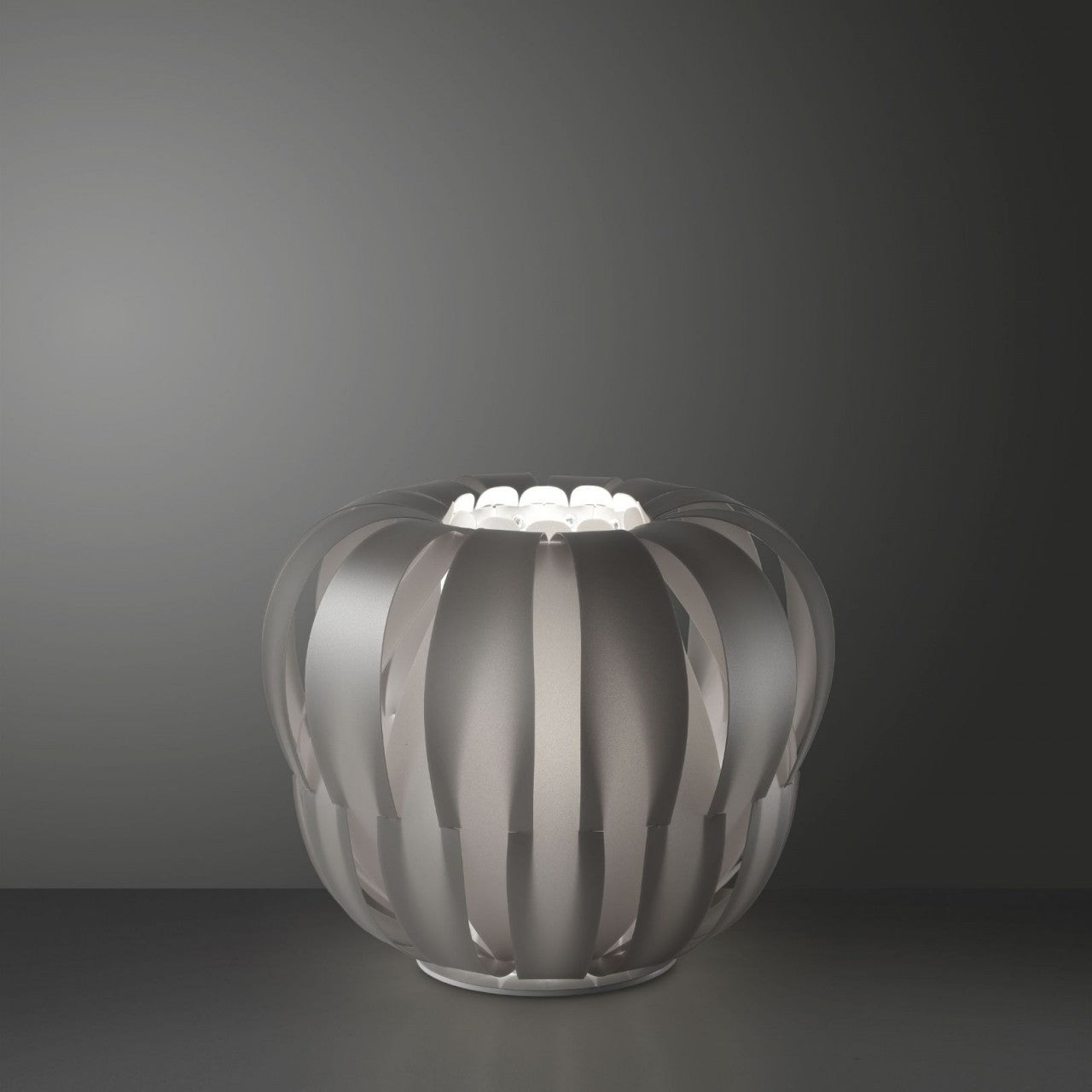 Lámpara de mesa plateada en metal blanco cm. 29x23h