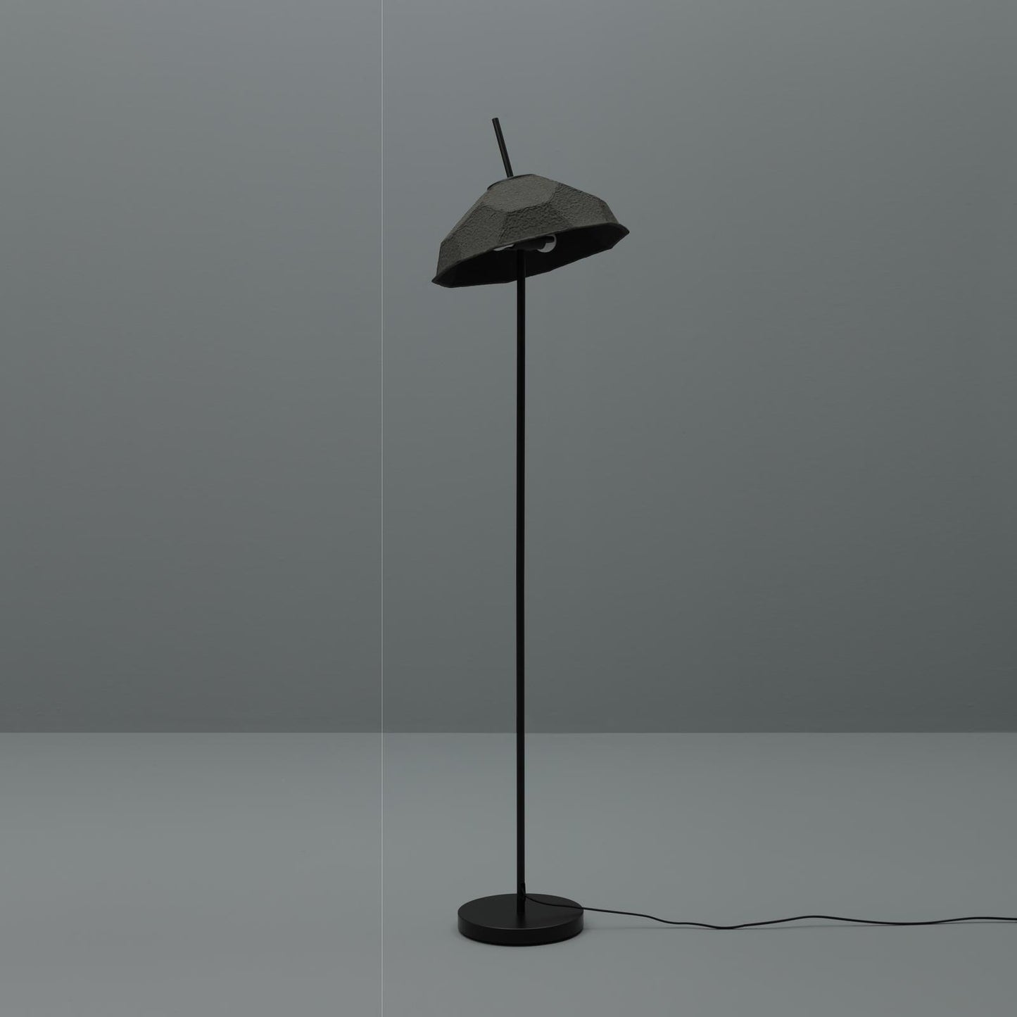 Lámpara de pie con pantalla de cartón reciclado negro D34xD34x160h cm