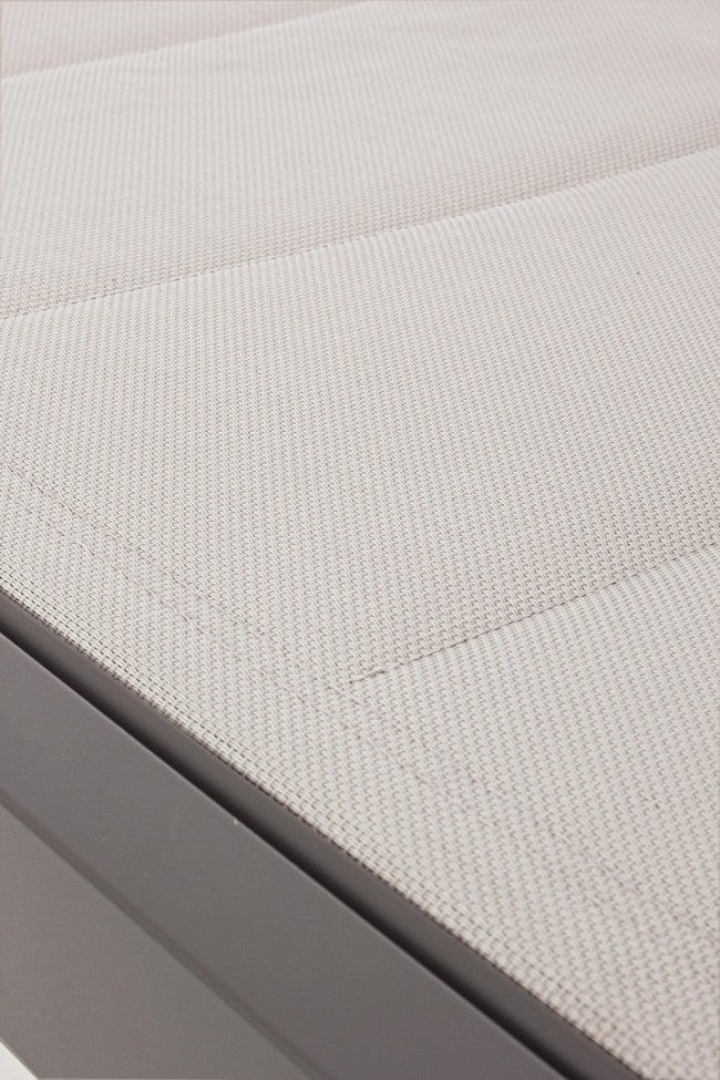 Cama alta de café Hilde de aluminio con ruedas.