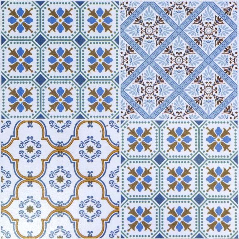 Mesa de hierro forjado con mosaico y sillas.