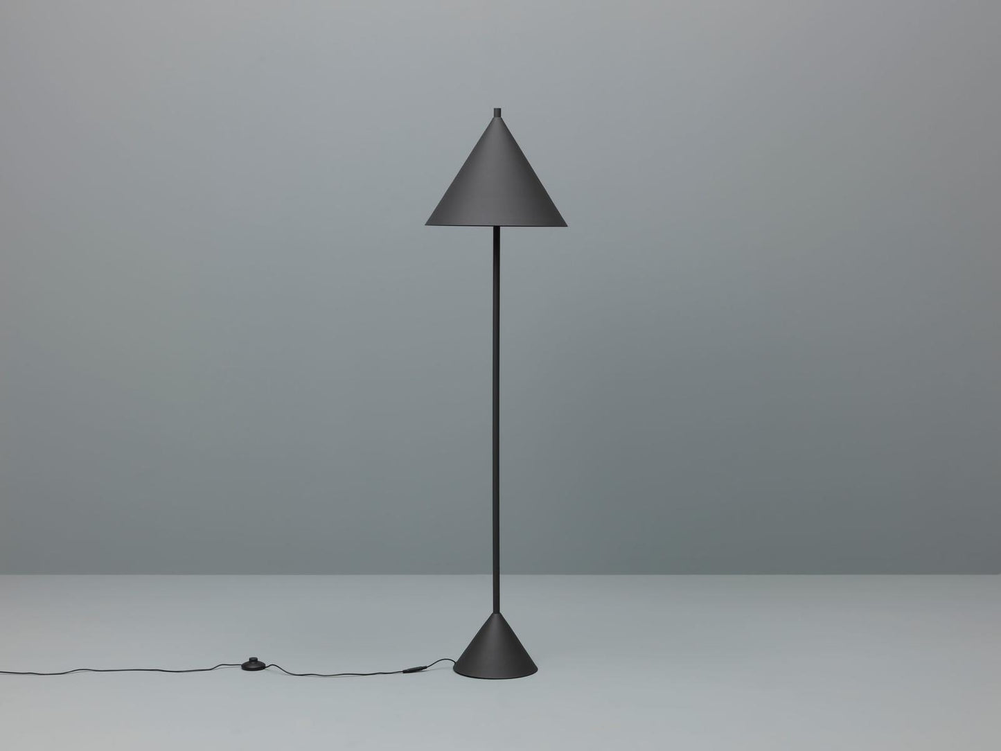 Lámpara de pie de metal negro D40xD40x156h cm