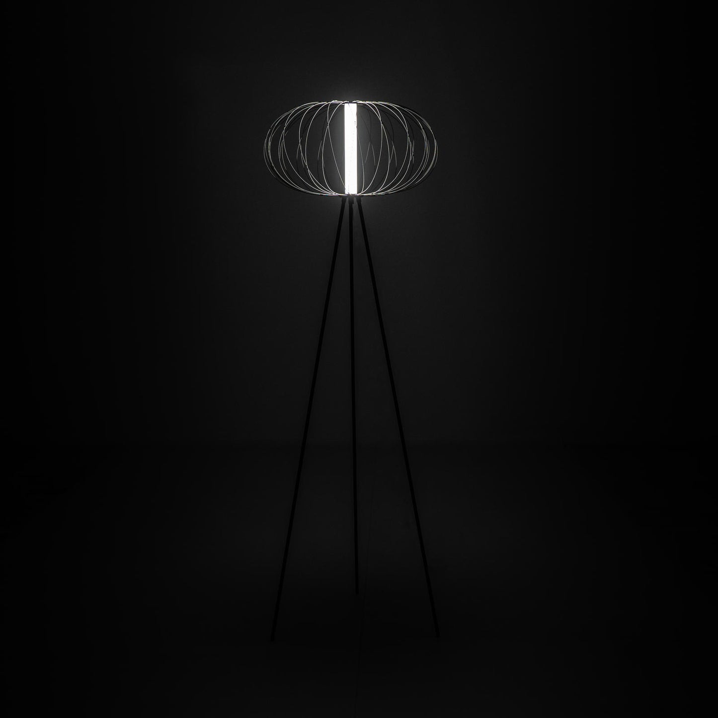 Lámpara de pie de acero con pantalla negra brillo 50x50x150h cm