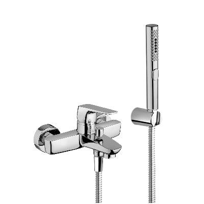 Mezclador monomando de bañera con accesorios cromados.