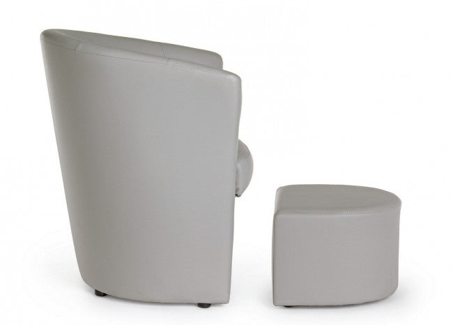 Sillón con puf gris claro en símil piel de diseño