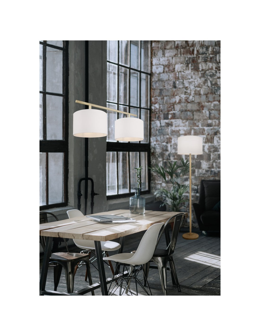 Elegante lámpara de pie Korba con base de madera y pantalla blanca Trio Lighting