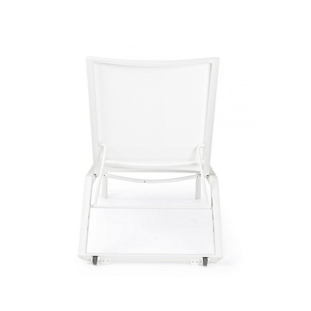 Tumbona Cruise de aluminio con ruedas blancas.