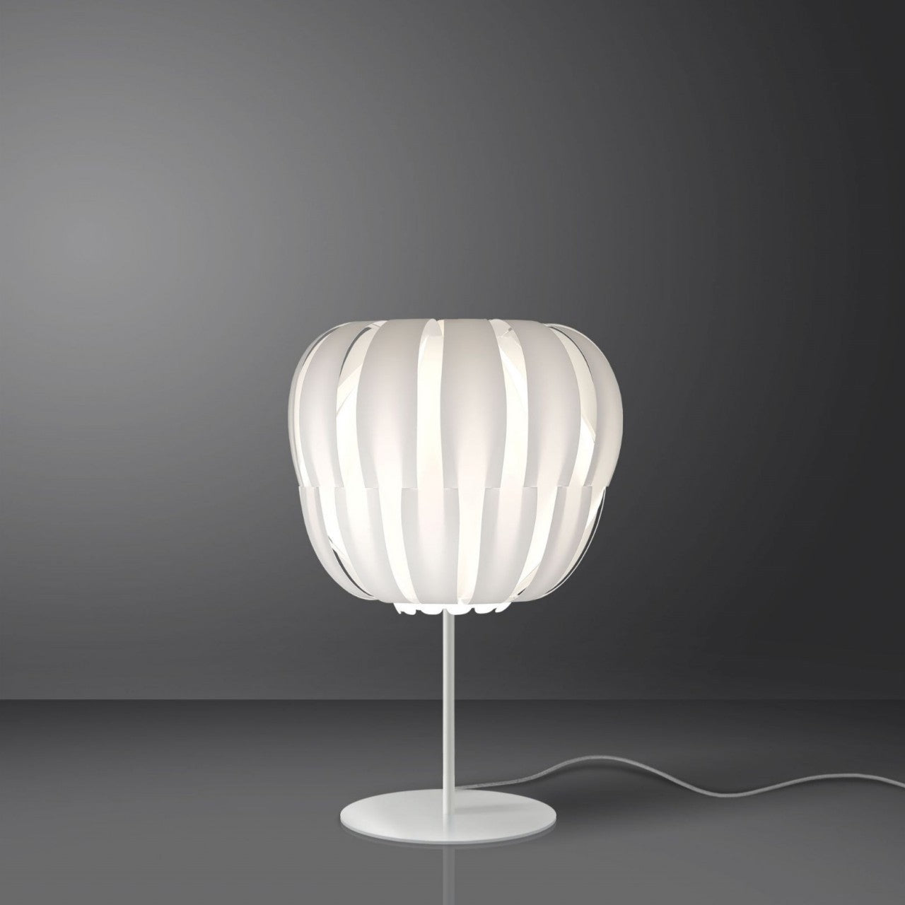 Base para lámpara de sobremesa y pie blanco en metal cm. 19x33h